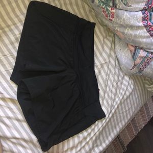 Lululemon shorts run times ii, size 6 black
